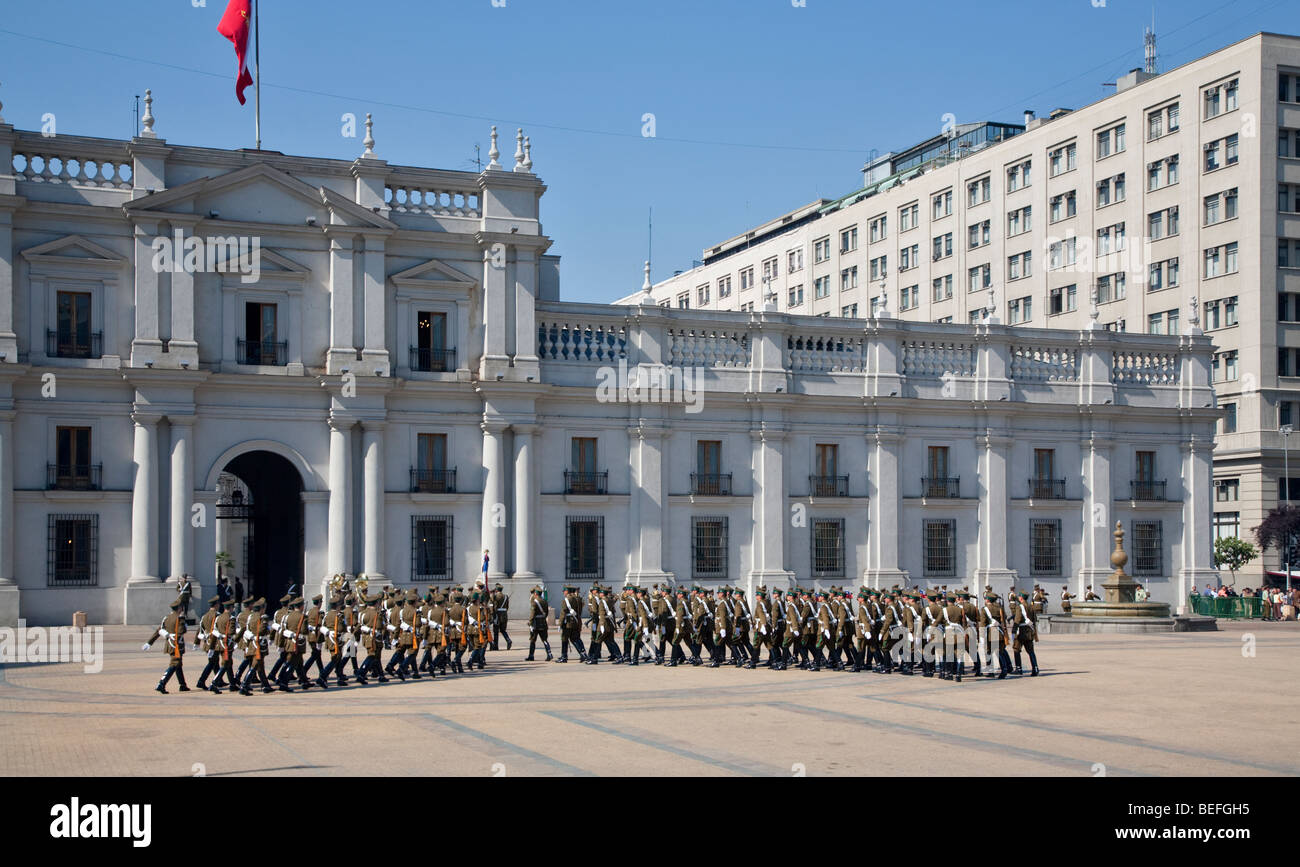 Relève de la garde devant le Palais de la Moneda, Santiago, Chili Banque D'Images