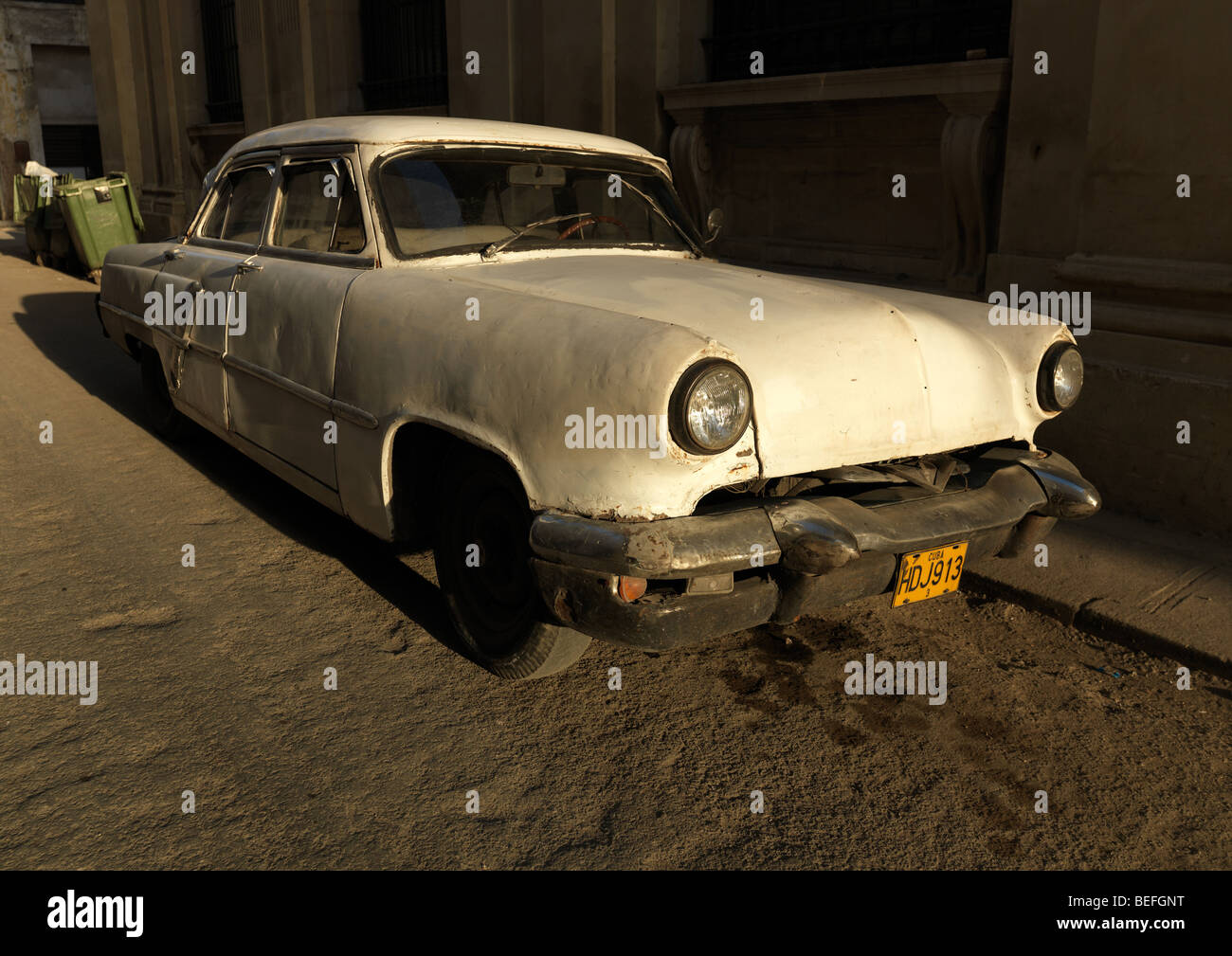 Une voiture historique américain blanc / Oldtimer à La Havane, Cuba, en photo le 1 mars 2009. Banque D'Images