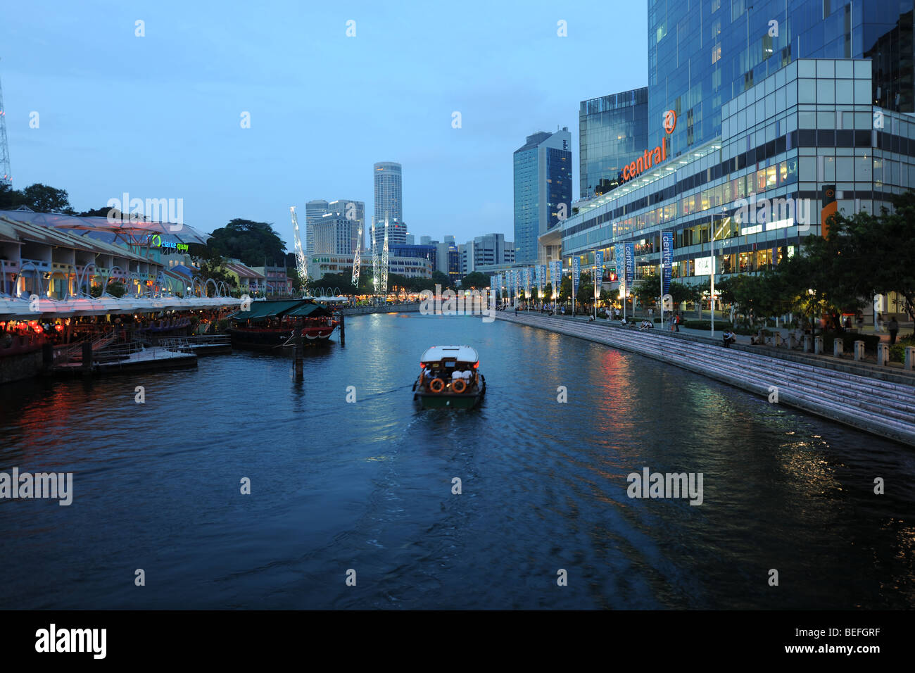 Vue depuis le pont Lire la rivière Singapour et vers le centre de la ville au crépuscule, Singapour Banque D'Images