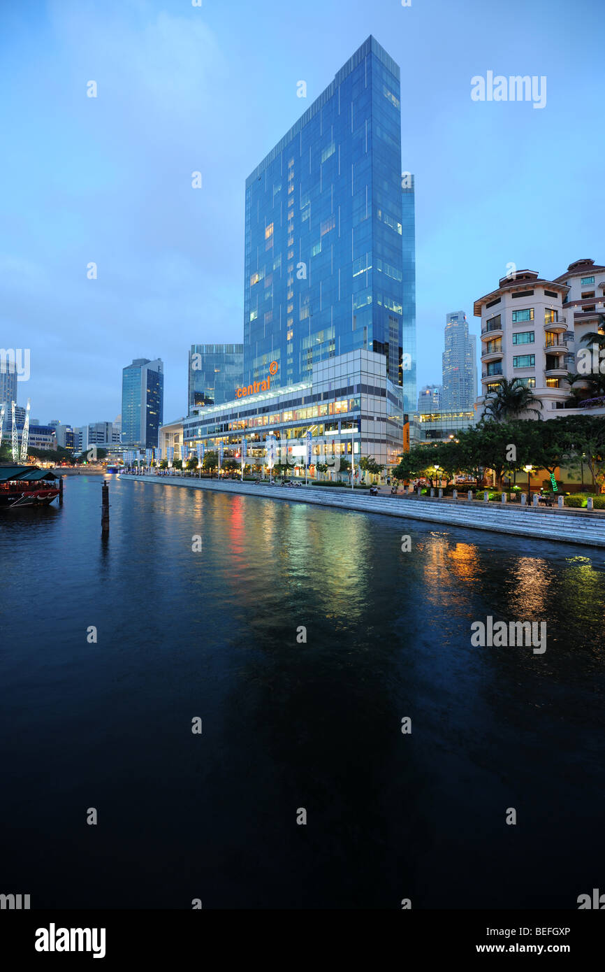 Vue depuis le pont Lire la rivière Singapour et vers le centre de la ville au crépuscule, Singapour Banque D'Images