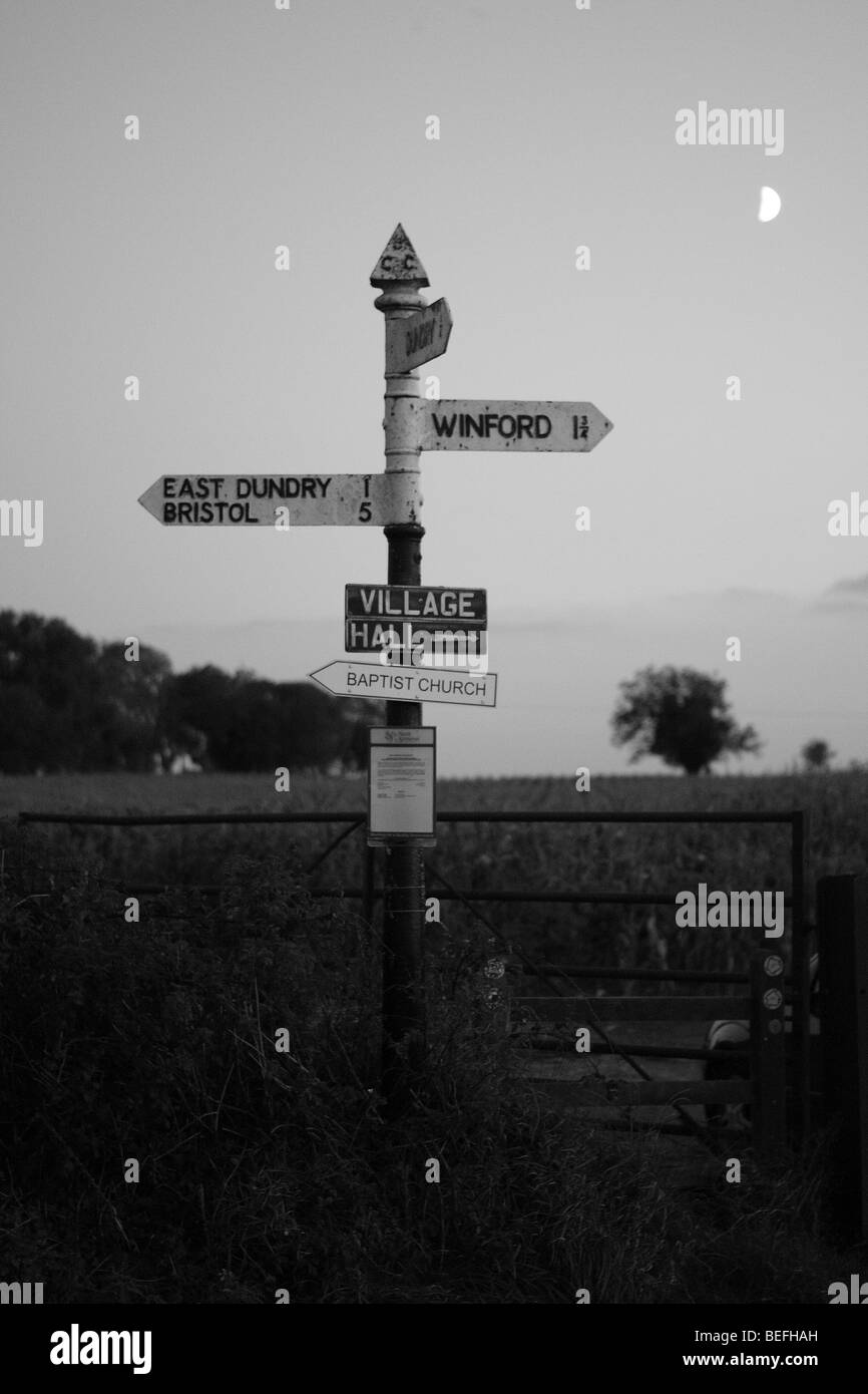 Poteau de signalisation au crépuscule Banque D'Images