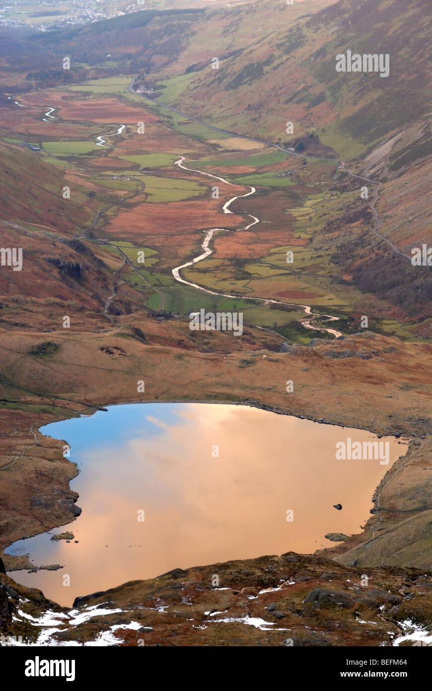 Une vue sur le Llyn Idwal et Nant Ffrancon Snowdonia dans Banque D'Images