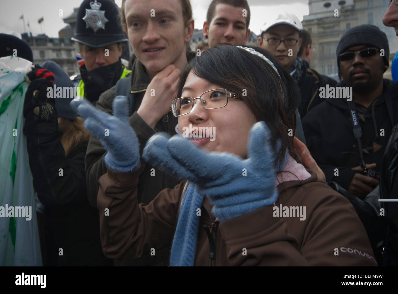 Argument entre femme chinoise et partisan Tibet libre à Trafalgar Square au cours du relais de la flamme olympique de Beijing à Londres Banque D'Images