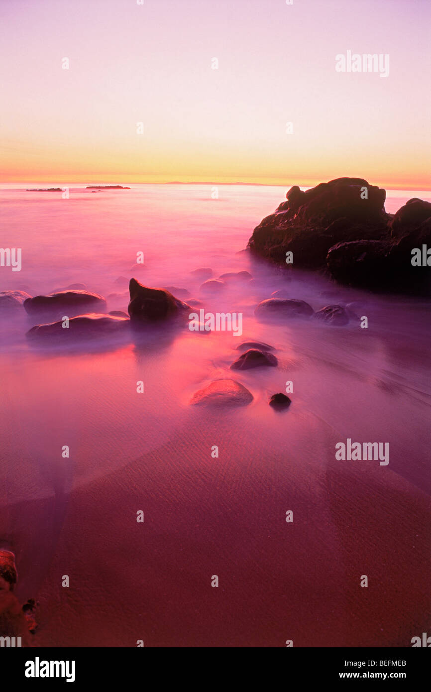 Peinture des rochers et vagues de sable au coucher du soleil à Laguna Beach, Californie Banque D'Images