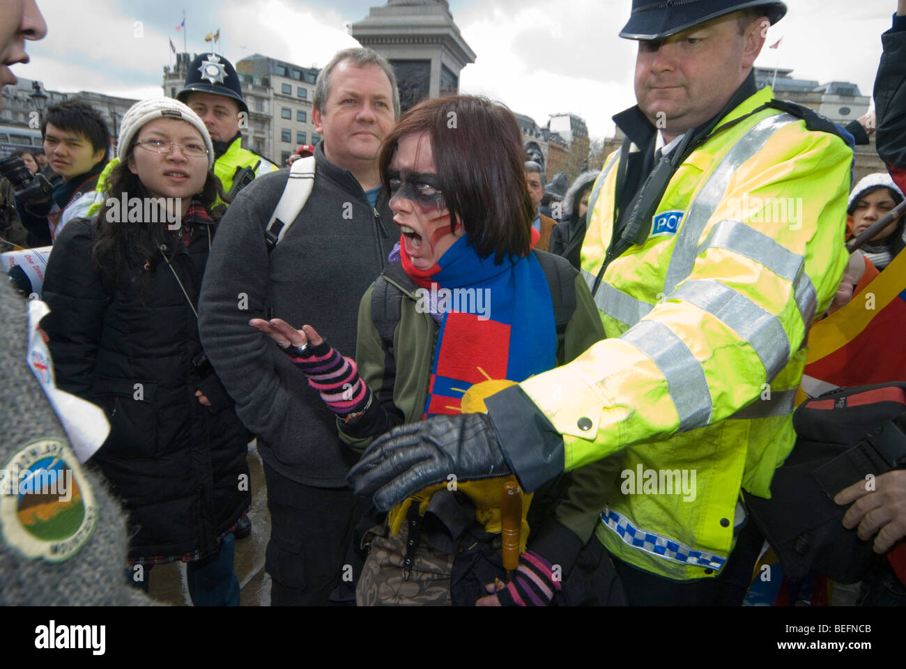 Femme policier pro-Tibet retient démonstrateur en argument lors du relais de la flamme olympique de Beijing à Londres Banque D'Images