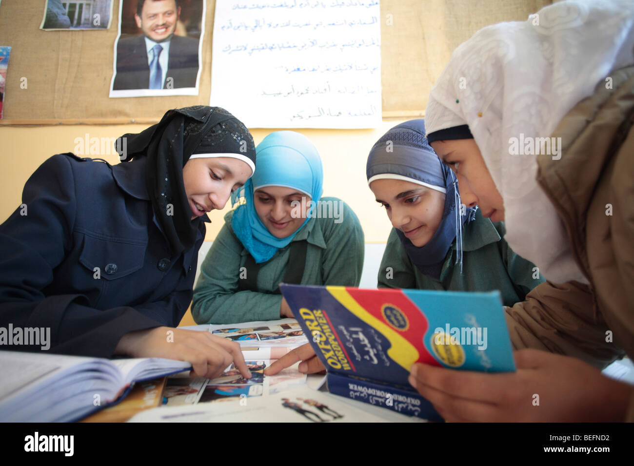 Les élèves de cours d'anglais. Madaba, Jordanie Banque D'Images