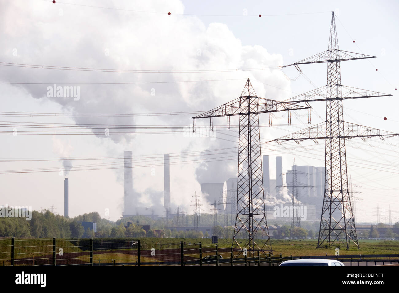 Pylônes électriques Power Station et de pollution près de Durbuy Belgique Europe Banque D'Images