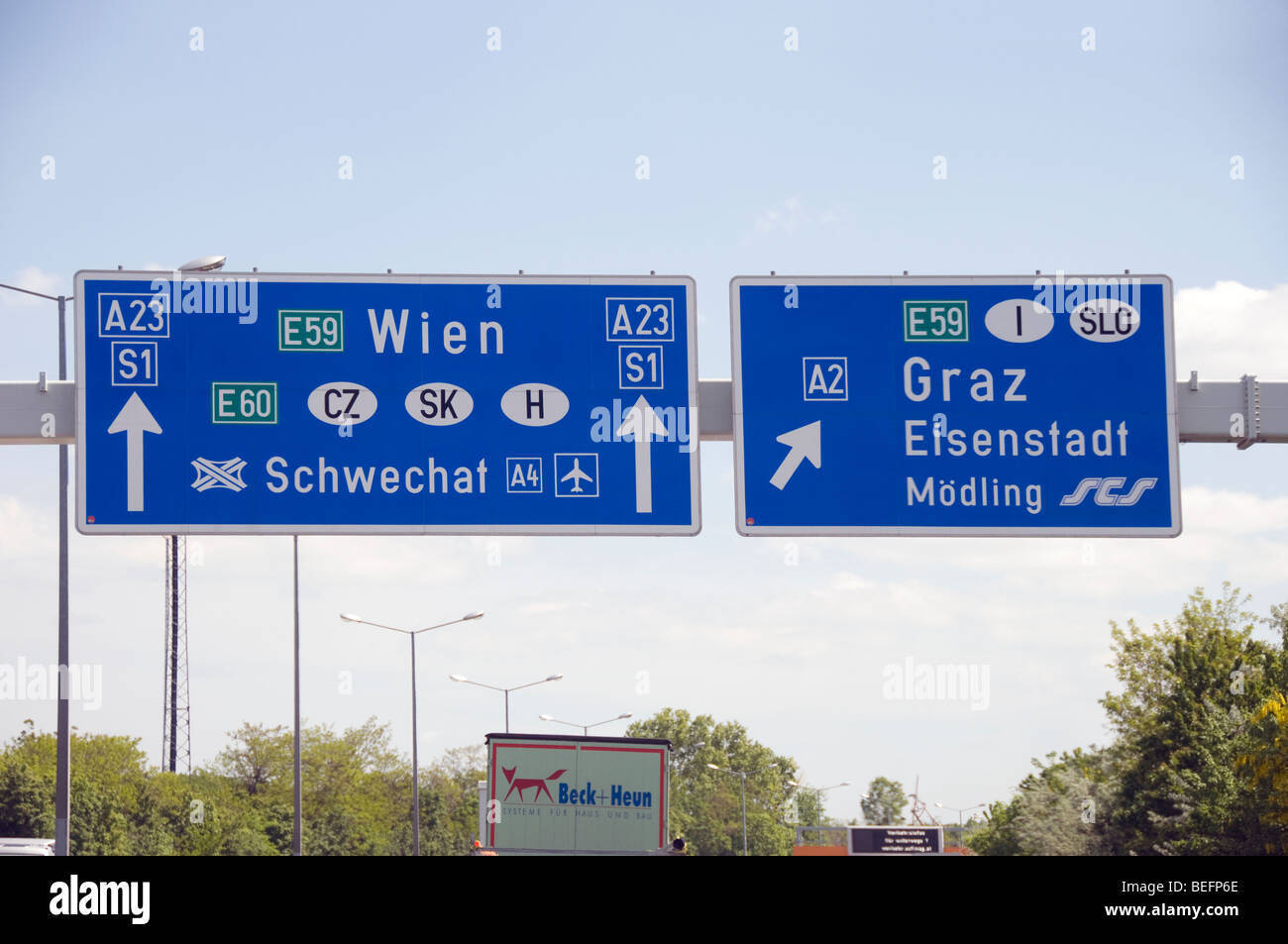Panneau routier à Bratislava en Slovaquie pour Wien Autriche Vienne et Graz Italie Banque D'Images