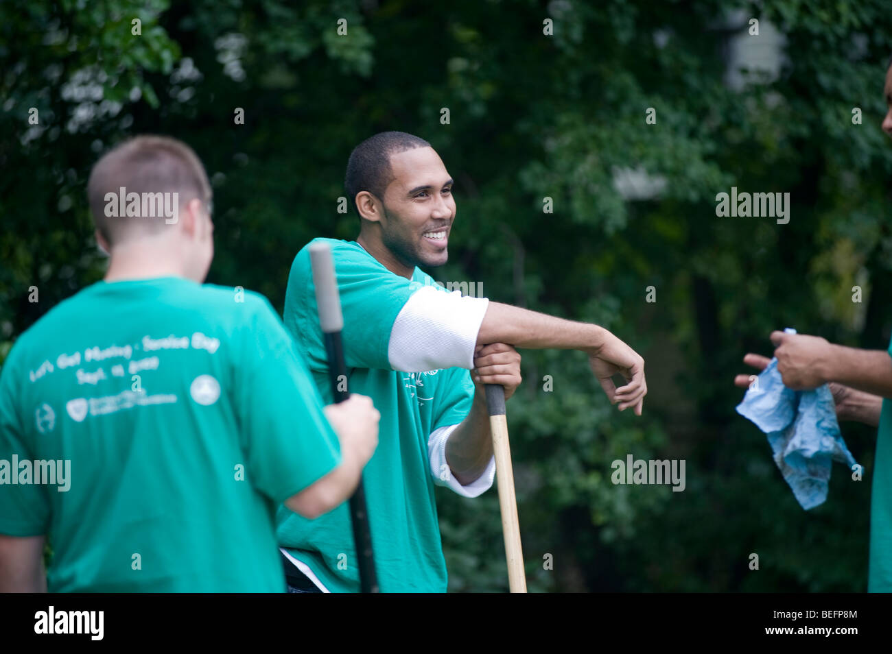 Bénévole de Harvard Pilgrim Health Care participe à un projet de l'année de la ville de rénover un centre-ville de Boston charter school. Banque D'Images