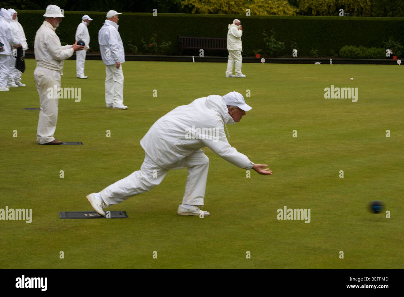 Lawn Bowls a joué dans la pluie Banque D'Images