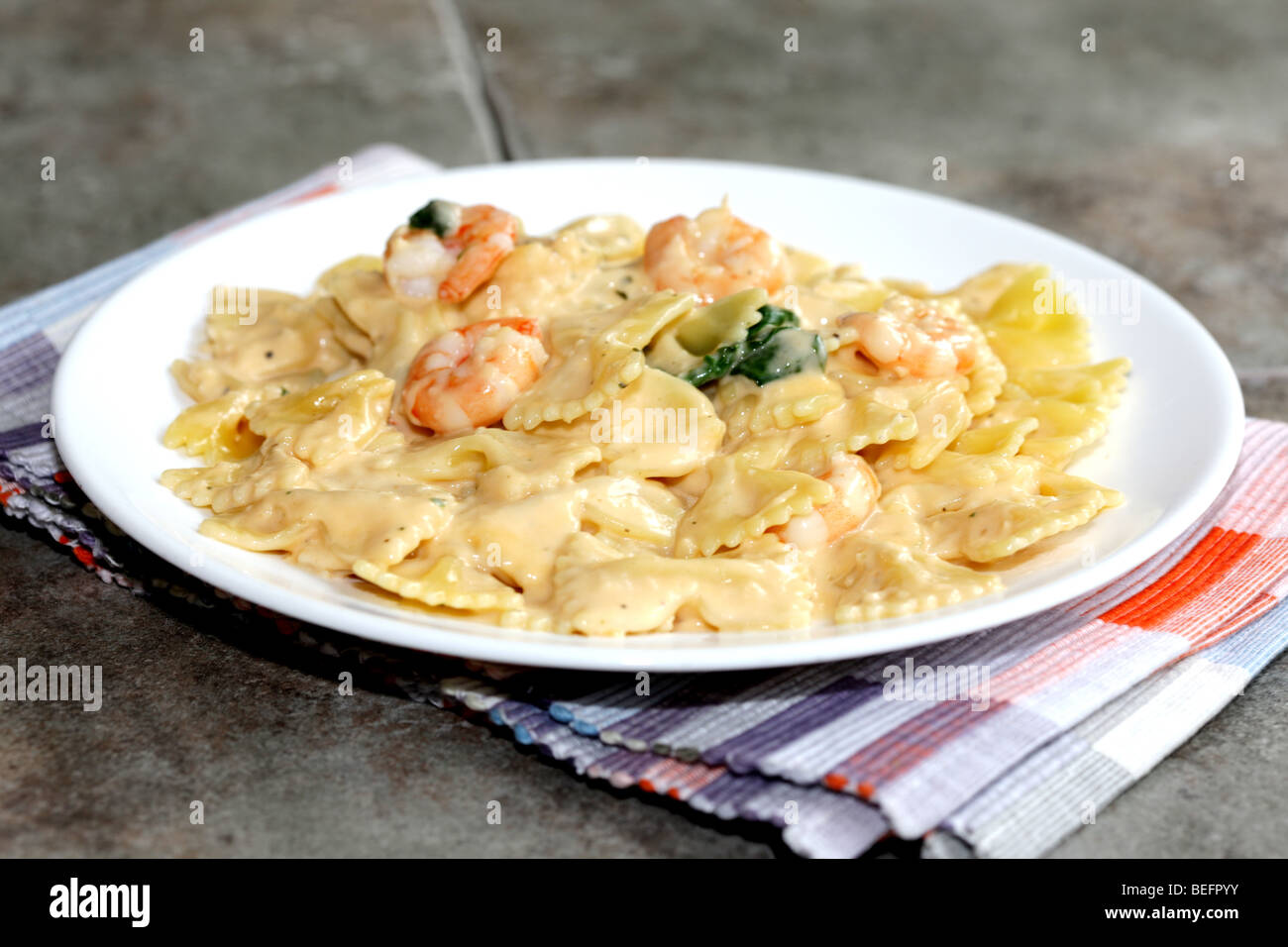 King Prawn Farfalle avec Sauce Champagne Banque D'Images