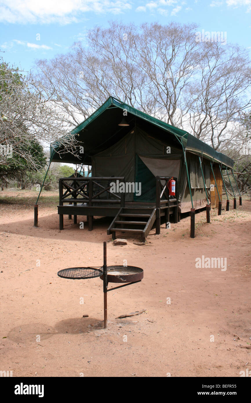 Tente dans le campement permanent à Mkuze Game Reserve, Afrique du Sud Banque D'Images