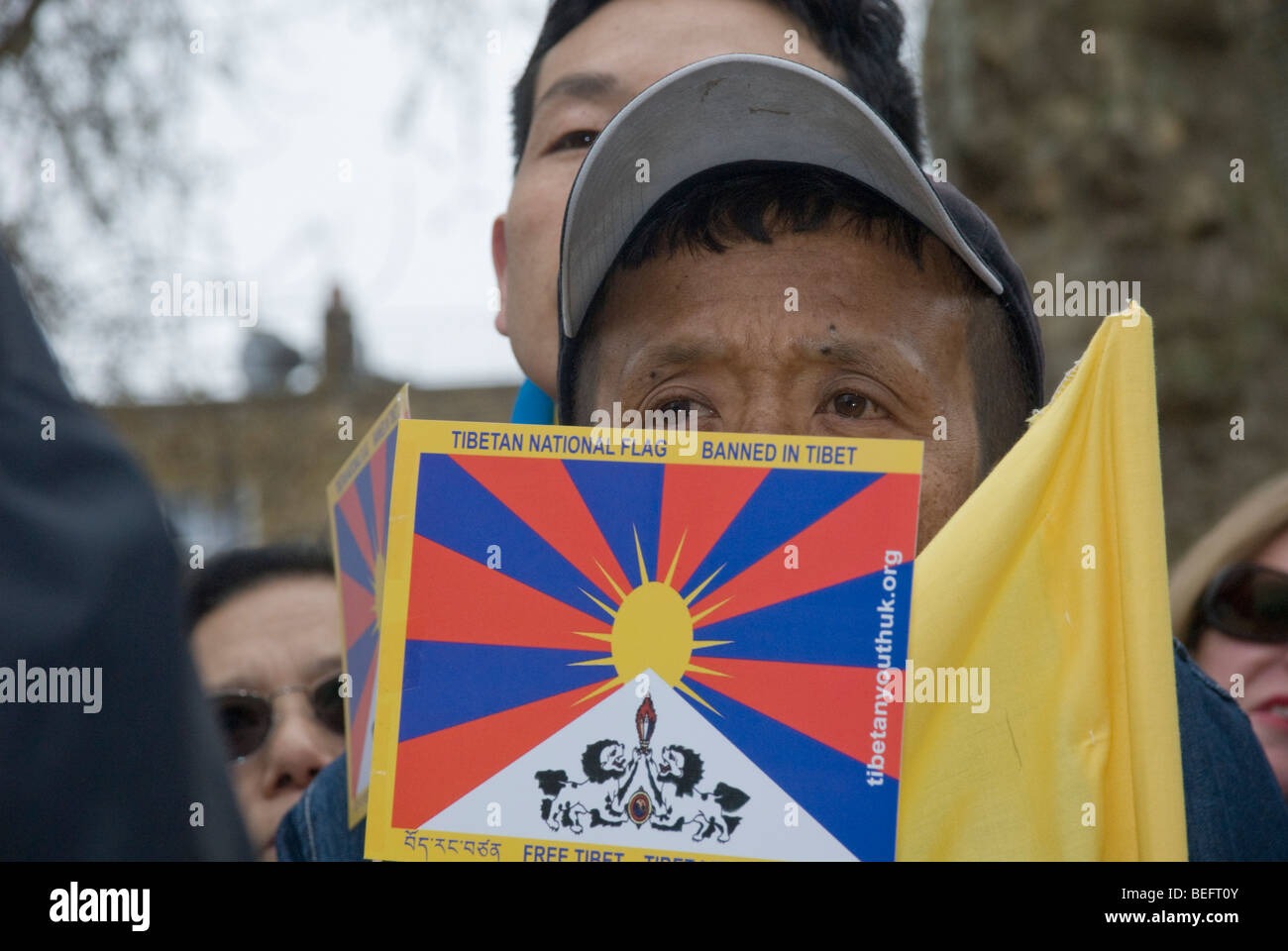 Maintenez l'homme tibétain Tibet libre drapeau à un panier-rassemblement à Londres avec le relais de la flamme tibétaine de la Liberté Banque D'Images