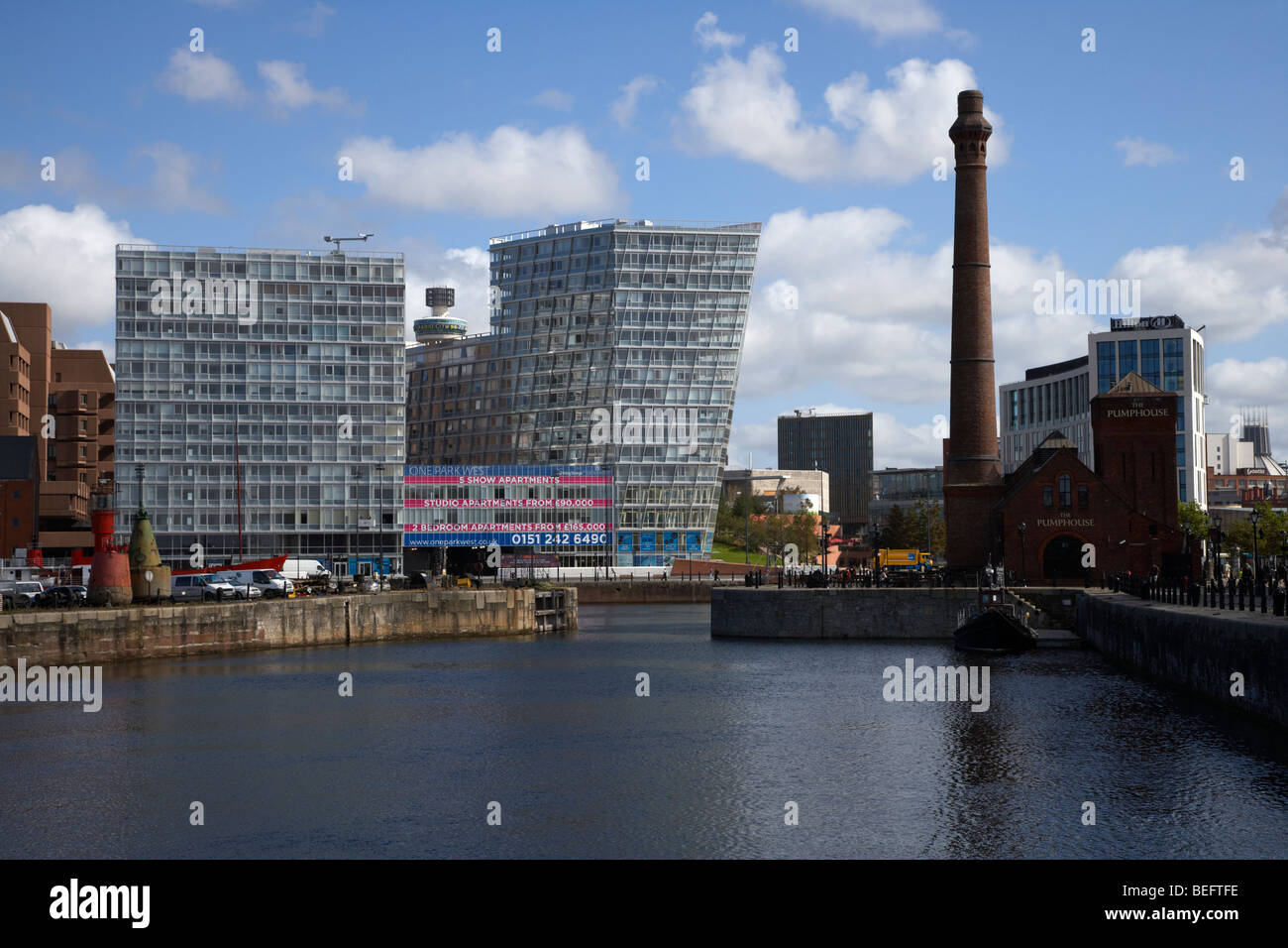 Liverpool One et la station de pompage à l'horizon pub Albert Dock Liverpool Merseyside England uk Banque D'Images