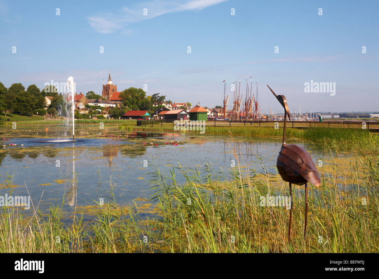 Grande-bretagne Angleterre Essex Maldon Promenade et Hythe Quay avec plan d'eau aménagé en premier plan Banque D'Images