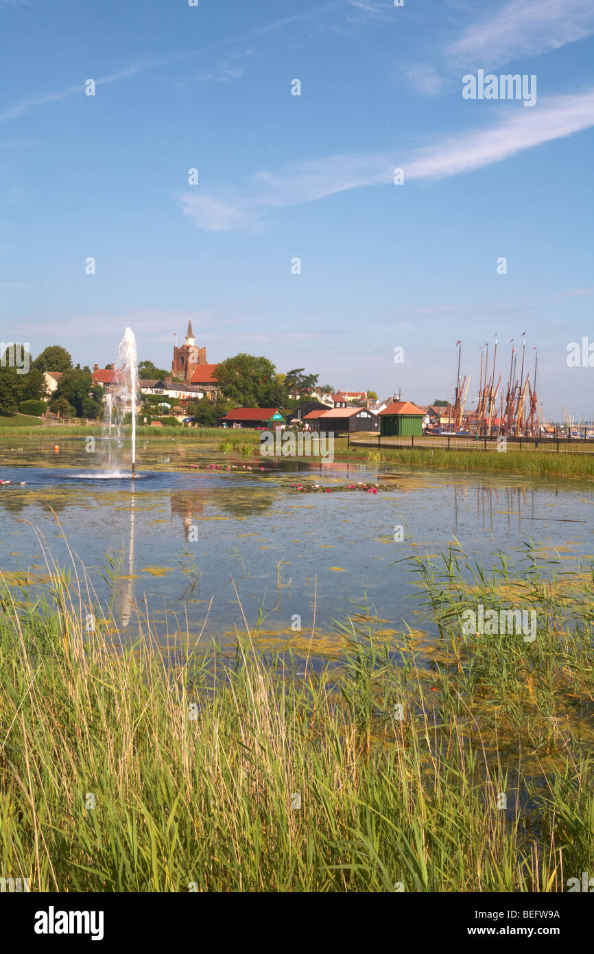 Grande-bretagne Angleterre Essex Maldon Promenade et Hythe Quay avec le lac en premier plan Banque D'Images