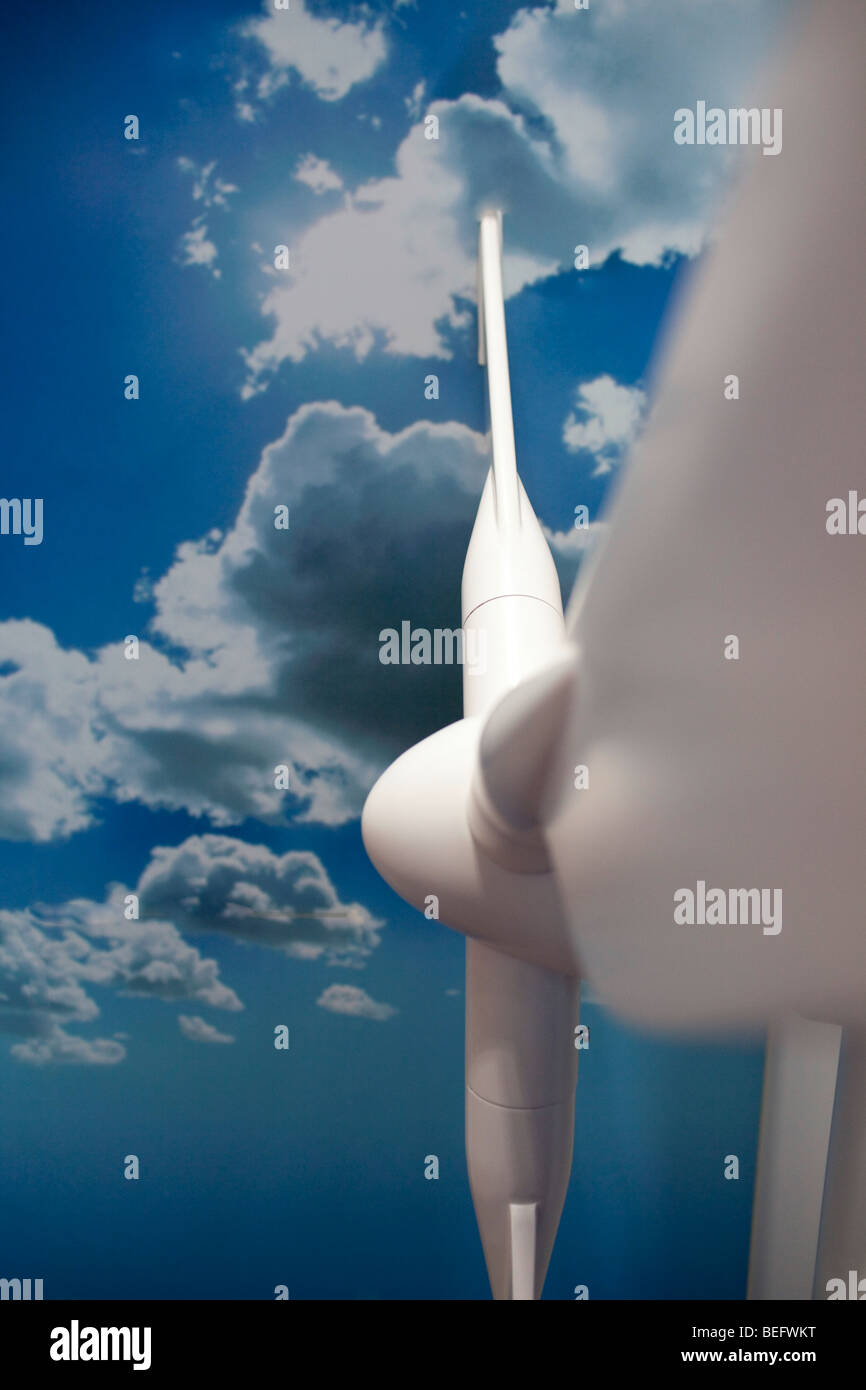 Modèle de roue éolienne en face de ciel bleu Banque D'Images