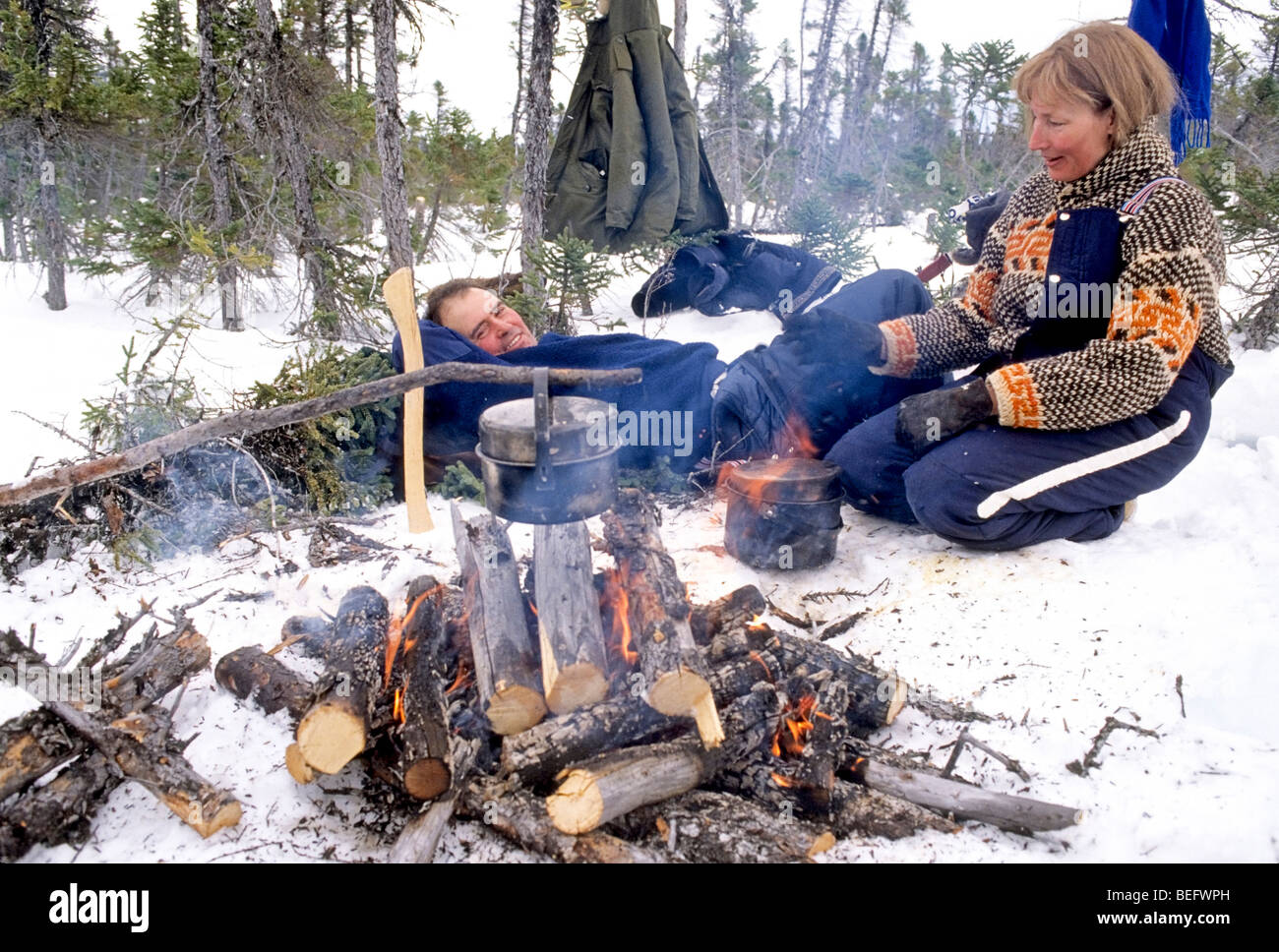 L'homme et de la femme se détendre en hiver à un "faire bouillir jusqu' à long terme pour Terre-Neuve, un pique-nique. Banque D'Images