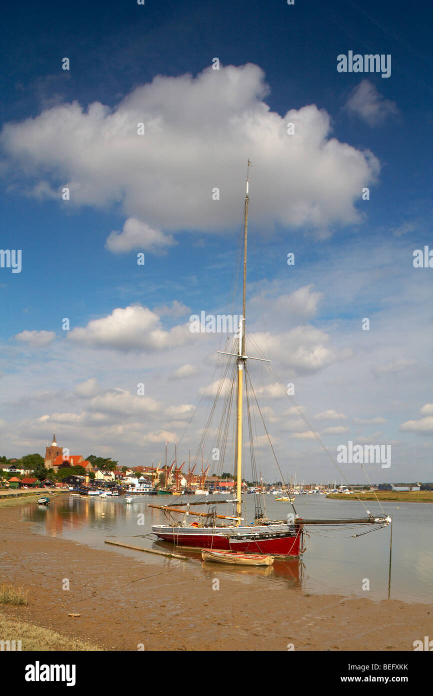 Grande-bretagne Angleterre Essex Maldon Blackwater River Hythe Quay Telegraph Oyster bateau amarré sur le canal Banque D'Images