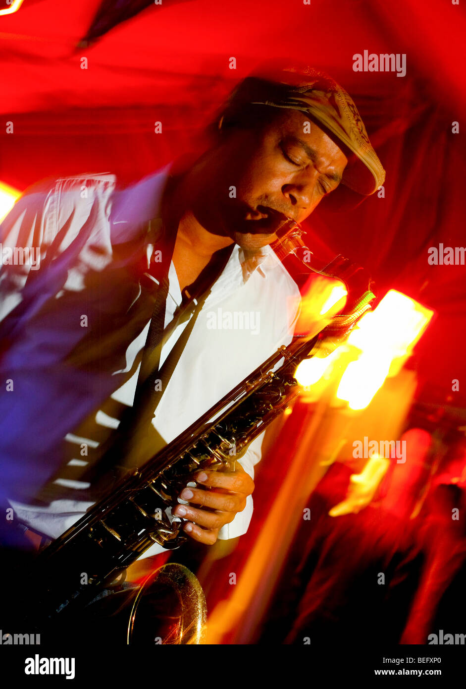 Le saxaphone jouer dans l'Arcadian Centre la nuit, Birmingham. Banque D'Images