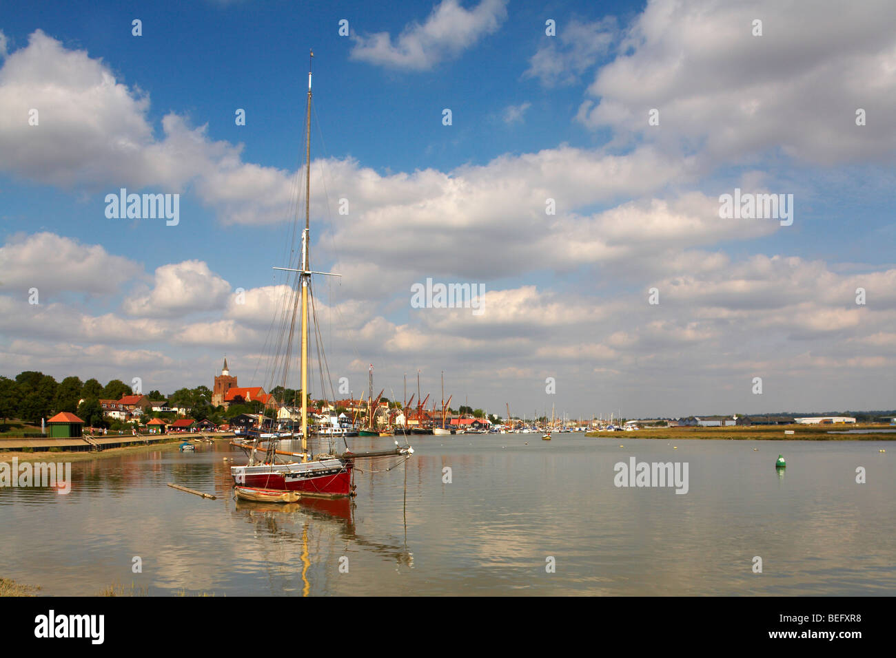 Grande-bretagne Angleterre Essex Maldon Blackwater River Hythe Quay Telegraph Oyster bateau amarré sur le canal Banque D'Images