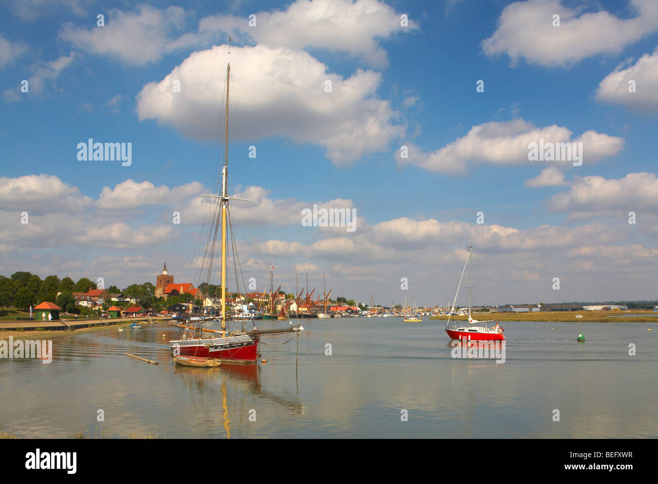 Grande-bretagne Angleterre Essex Maldon Blackwater River Hythe Quay Telegraph Oyster bateau amarré sur le canal grande marée Banque D'Images