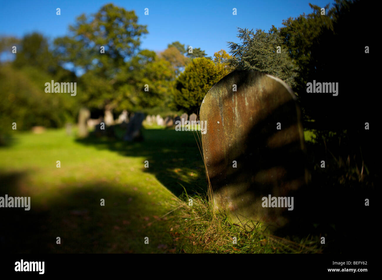 Pierres tombales anciennes dans un cimetière Banque D'Images