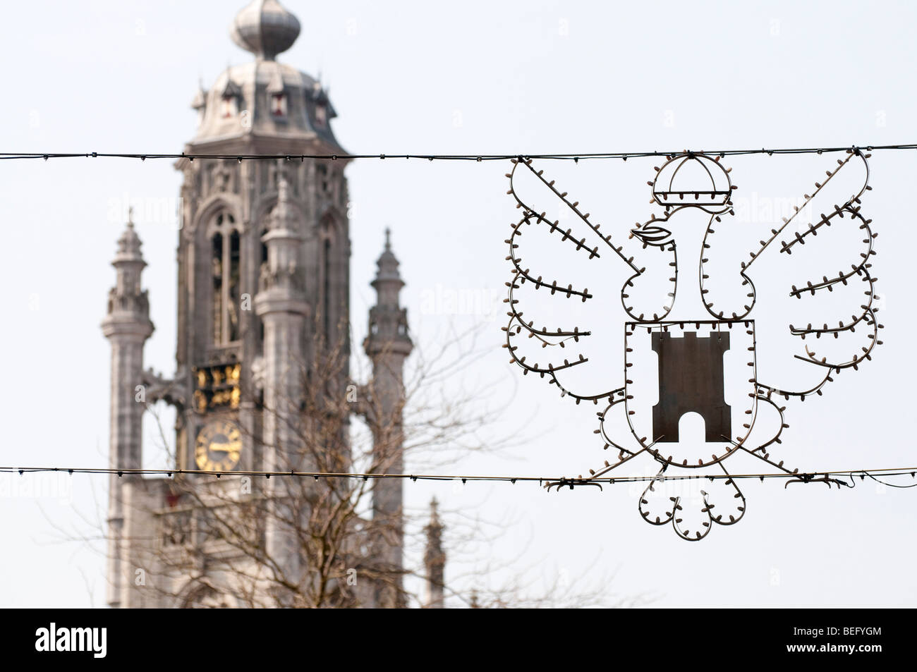 Un câblage en la forme de l'emblème de Middelburg en face de la tour de l'hôtel de ville de style gothique tardif de Middelburg. Banque D'Images
