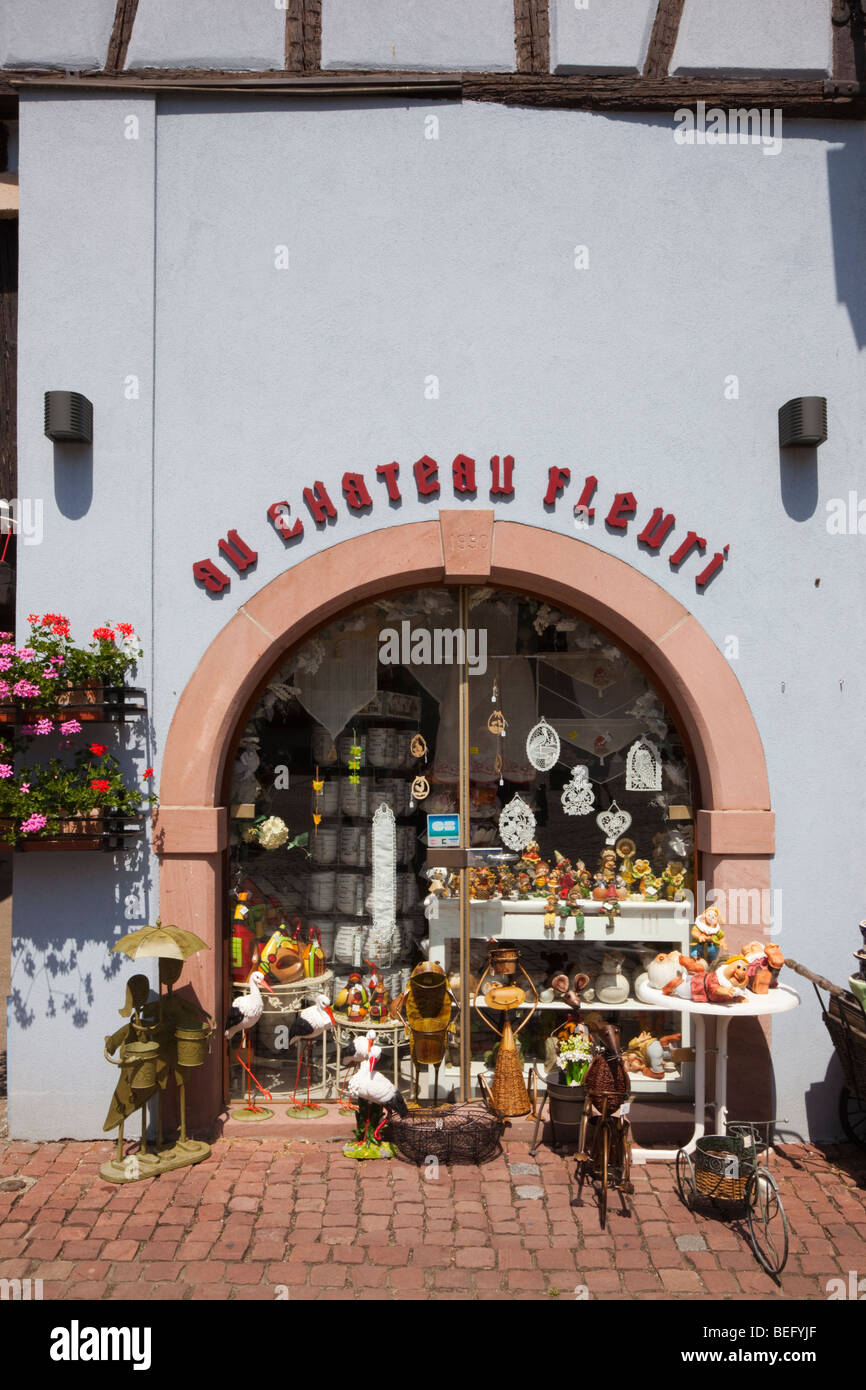 Magasin de souvenirs dans village médiéval sur la route des vins. Eguisheim Haut-Rhin Alsace France. Banque D'Images