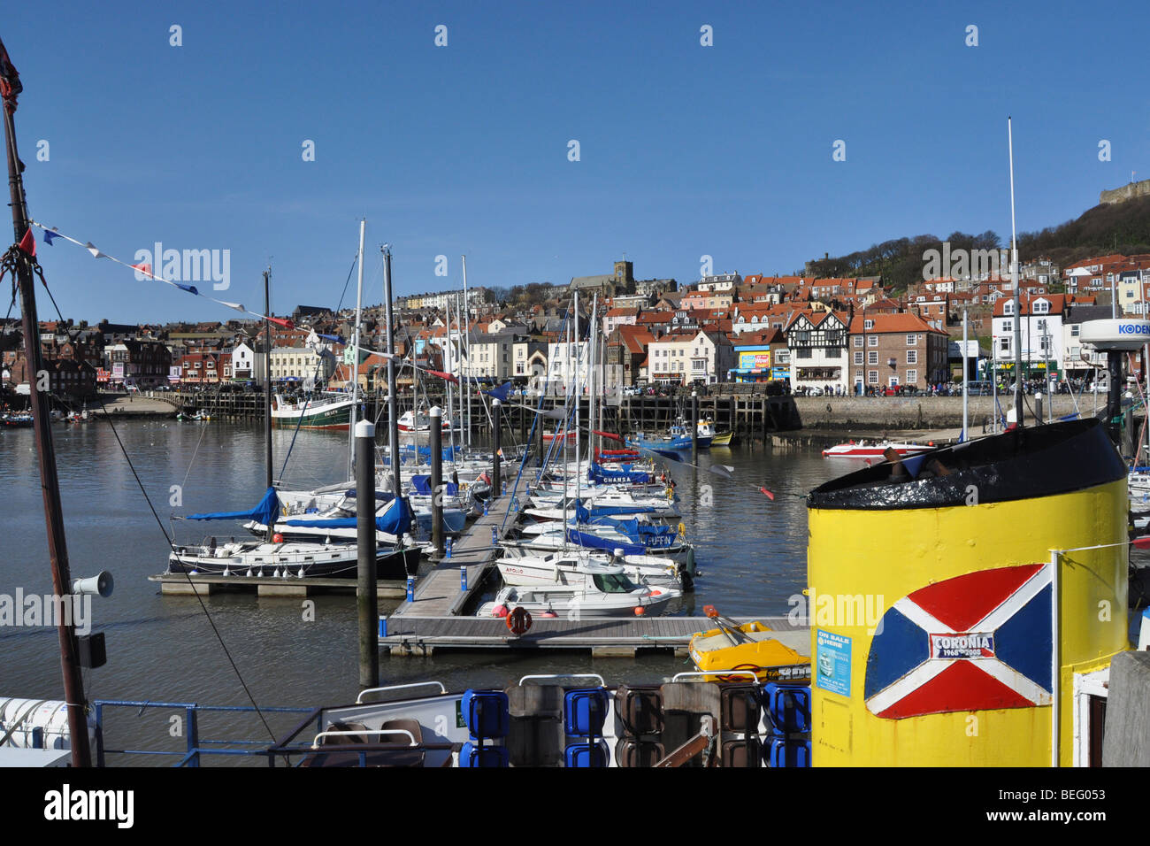 Bateaux dans la baie de Scarborough, North Yorkshire UK Banque D'Images