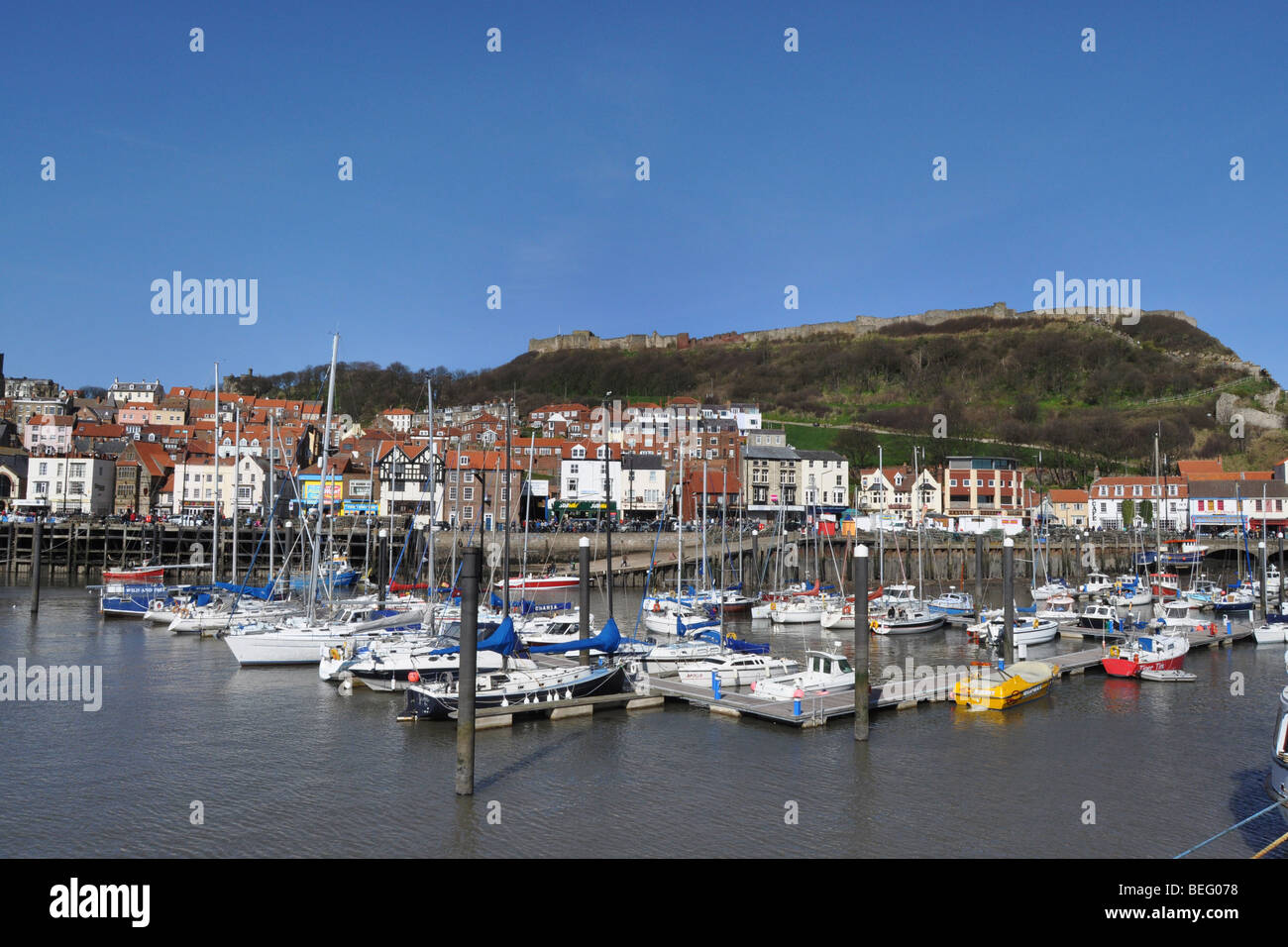 Bateaux dans la baie de Scarborough, North Yorkshire UK Banque D'Images