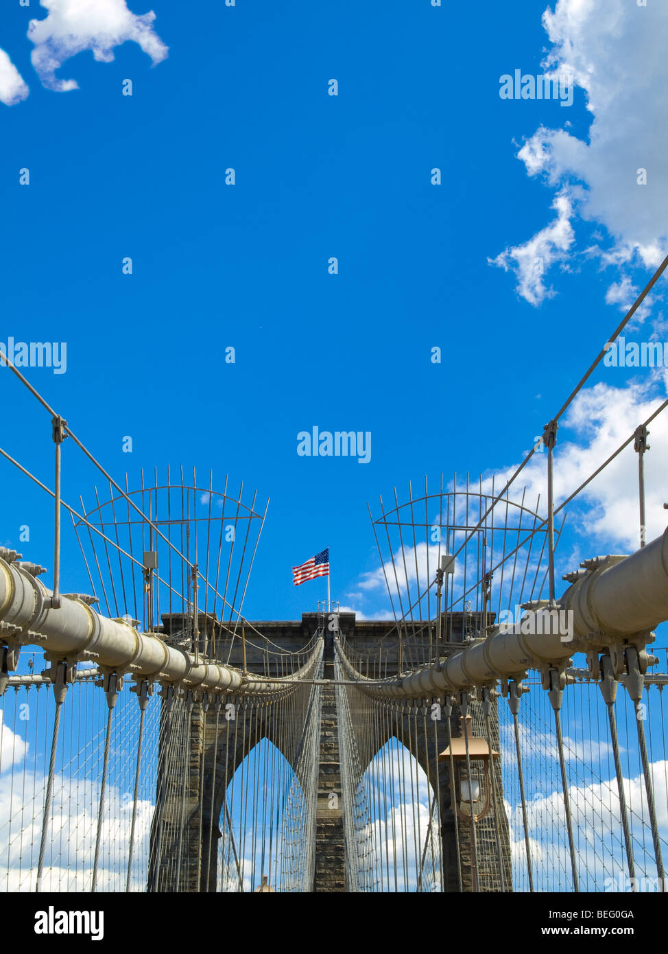 Une vue sur le pont de Brooklyn avec un ciel bleu sur l'arrière-plan. Banque D'Images
