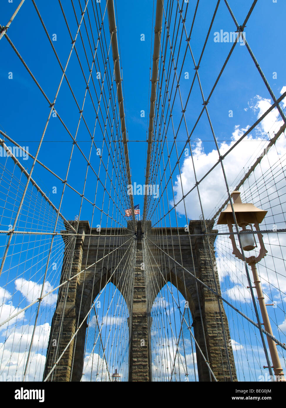 Une vue sur le pont de Brooklyn avec un ciel bleu sur l'arrière-plan. Banque D'Images