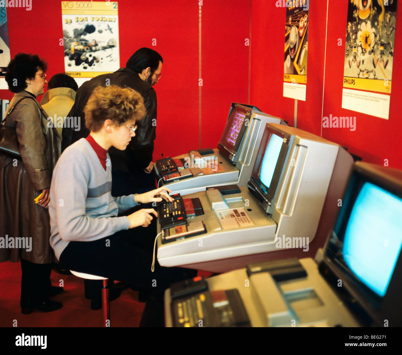 Exposition Computer playstations des années 1980, garçon adolescent jouant à des jeux vidéo à l'ordinateur d'arcade vidéo, France, Europe Banque D'Images