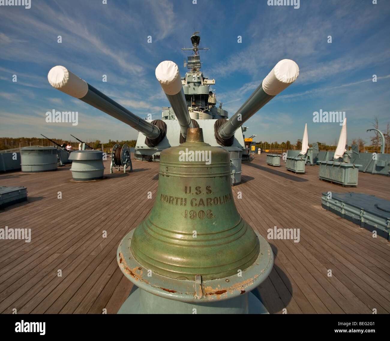 La cloche d'un autre navire de guerre USS North Carolina sur le pont du navire de guerre du même nom Banque D'Images