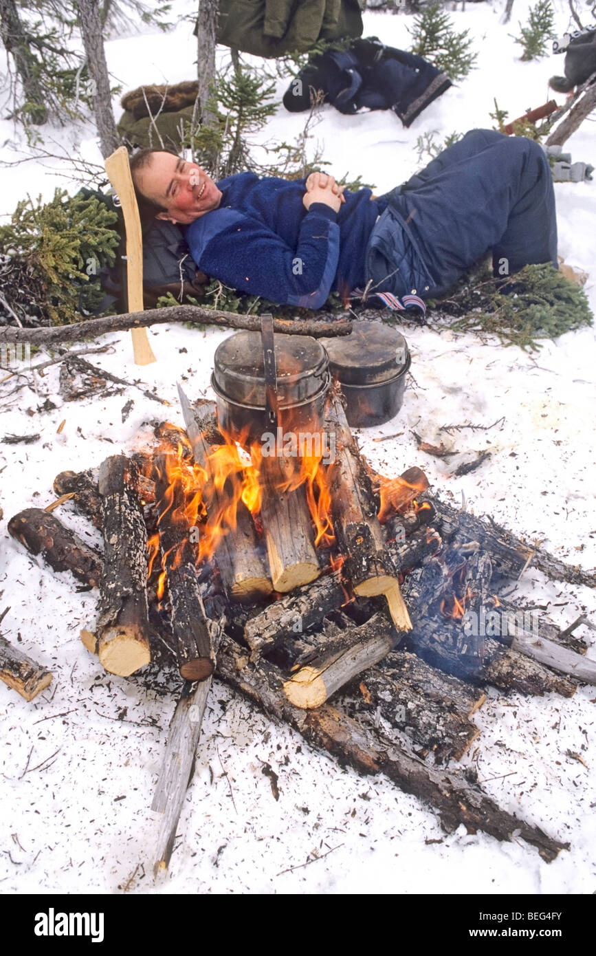 L'homme se détend en hiver local à un 'faire bouillir jusqu' à long terme, de Terre-Neuve pour un pique-nique. Banque D'Images