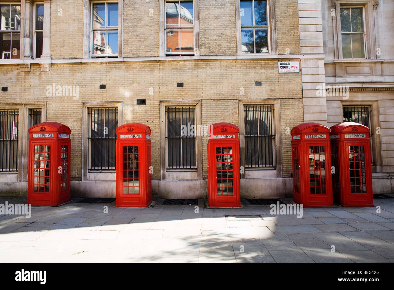 Cinq boîtes de téléphone rouge britannique dans une rangée près de Covent Garden à Londres, Royaume-Uni Banque D'Images