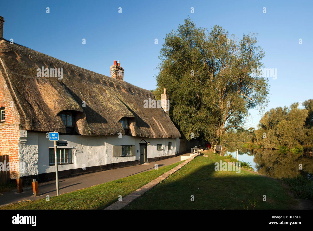 L'Angleterre, Cambridgeshire, Hemingford Grey, sentier public passé riverside cottage de chaume idyllique Banque D'Images