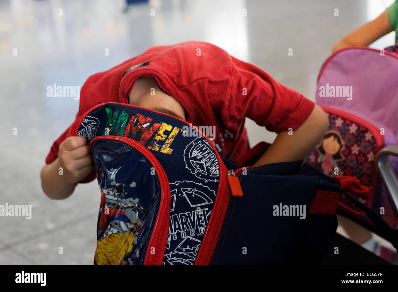 Les enfants dans l'appartement de pré-excitation dans les zones d'arrivée à l'aéroport d'Heathrow, Terminal 5. Banque D'Images