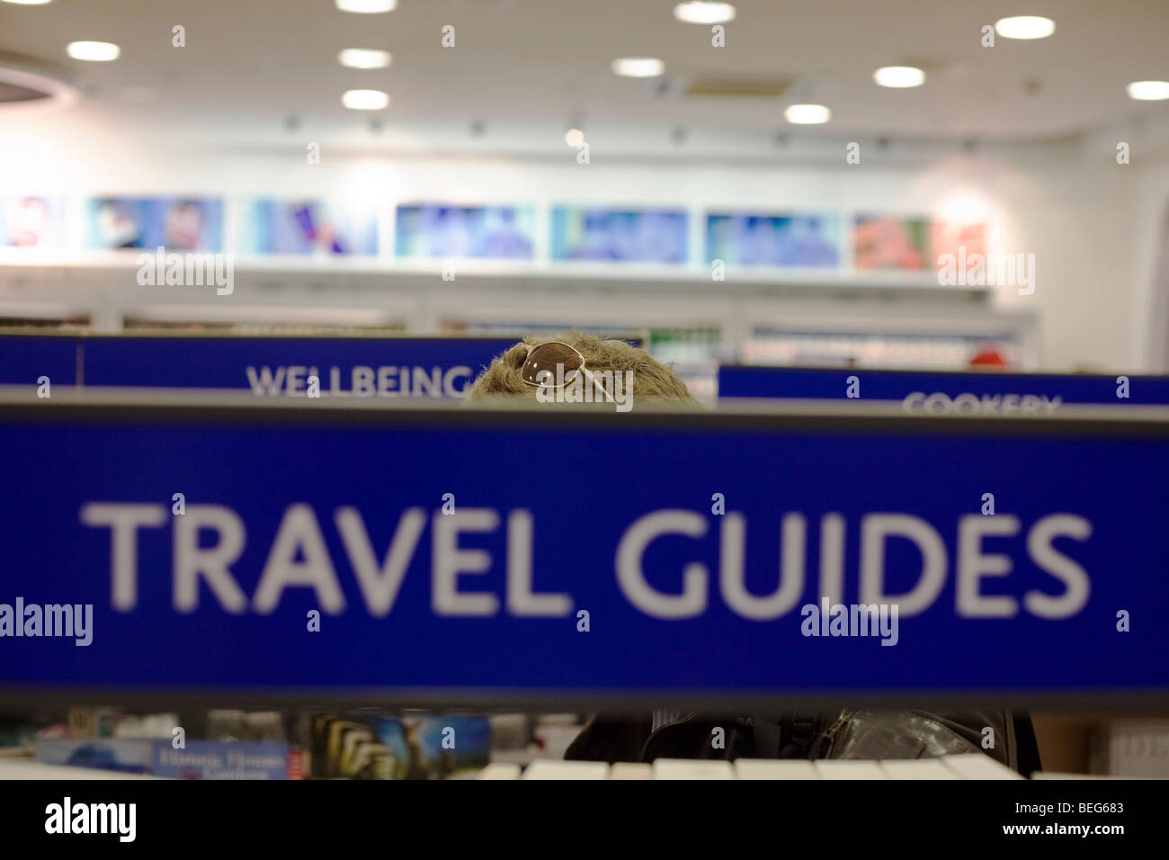 WH Smiths Littérature de voyages en vente dans les départs de shopping de l'aéroport d'Heathrow Terminal 5. Banque D'Images