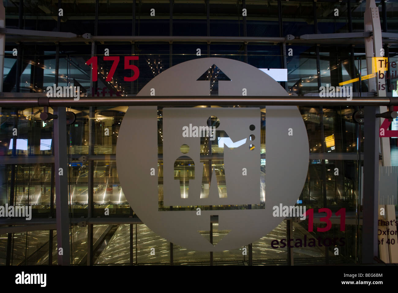 Les pictogrammes des illustrations d'un adulte et l'enfant le choix d'un étage dans un ascenseur (ascenseur) à l'aéroport d'Heathrow, Terminal 5. Banque D'Images