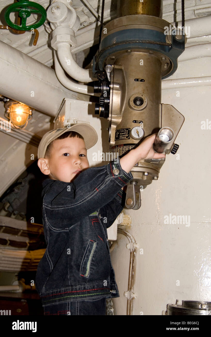 Garçon explorer le sous-marin S-56 à Vladivostok, Russie Banque D'Images