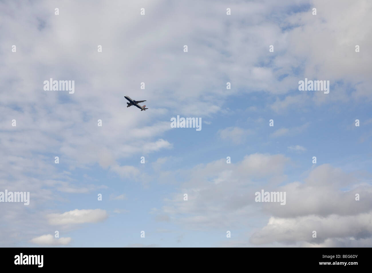 Sixième d'une série de 8 images consécutives, un avion de ligne prend de l'après-midi au ciel au-dessus de l'aéroport d'Heathrow à Londres. Banque D'Images