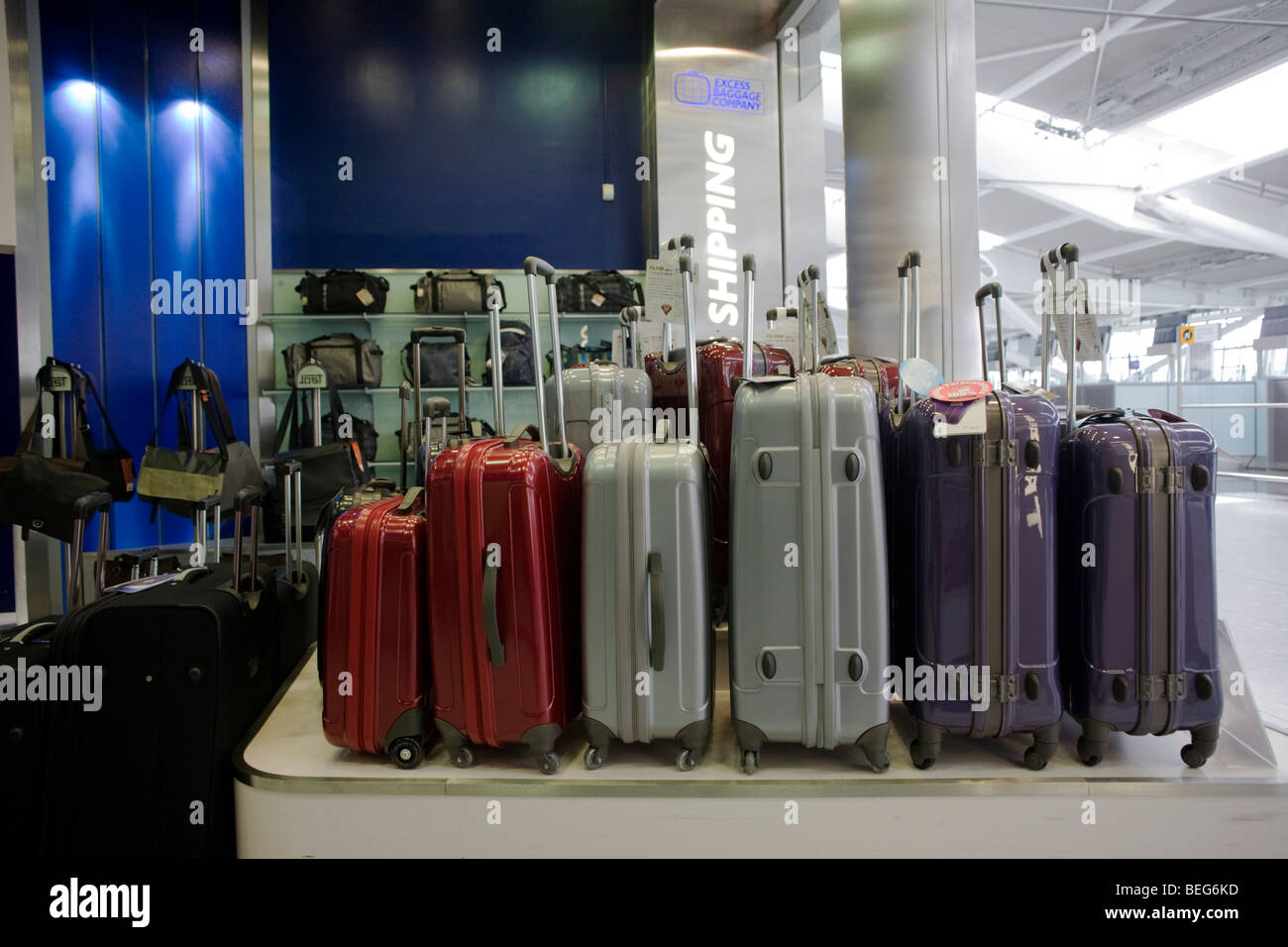 Valises en vente à l 'Excédent de bagages dans la boutique des départs à l'aéroport d'Heathrow Terminal 5. Banque D'Images