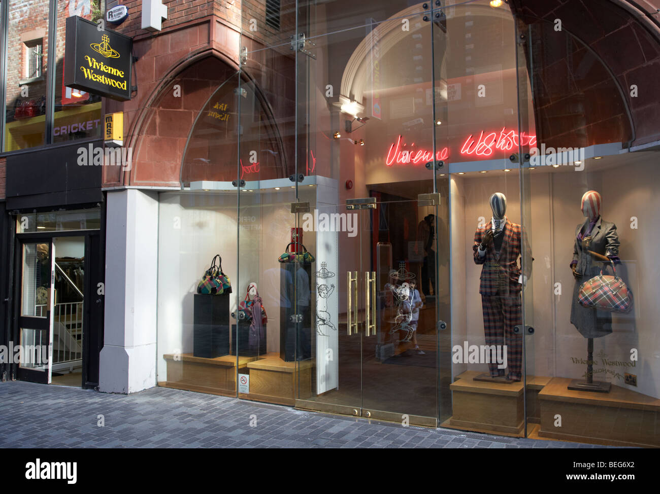 Le magasin de vêtements de designer Vivienne Westwood dans Mathew Street dans le centre-ville de Liverpool Banque D'Images