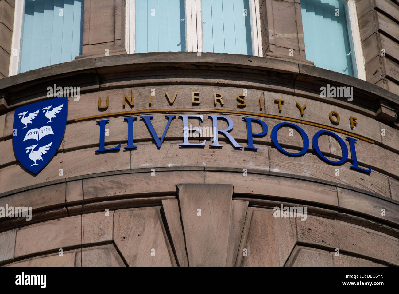 Logo de l'université de Liverpool sur un bâtiment universitaire Merseyside England uk Banque D'Images