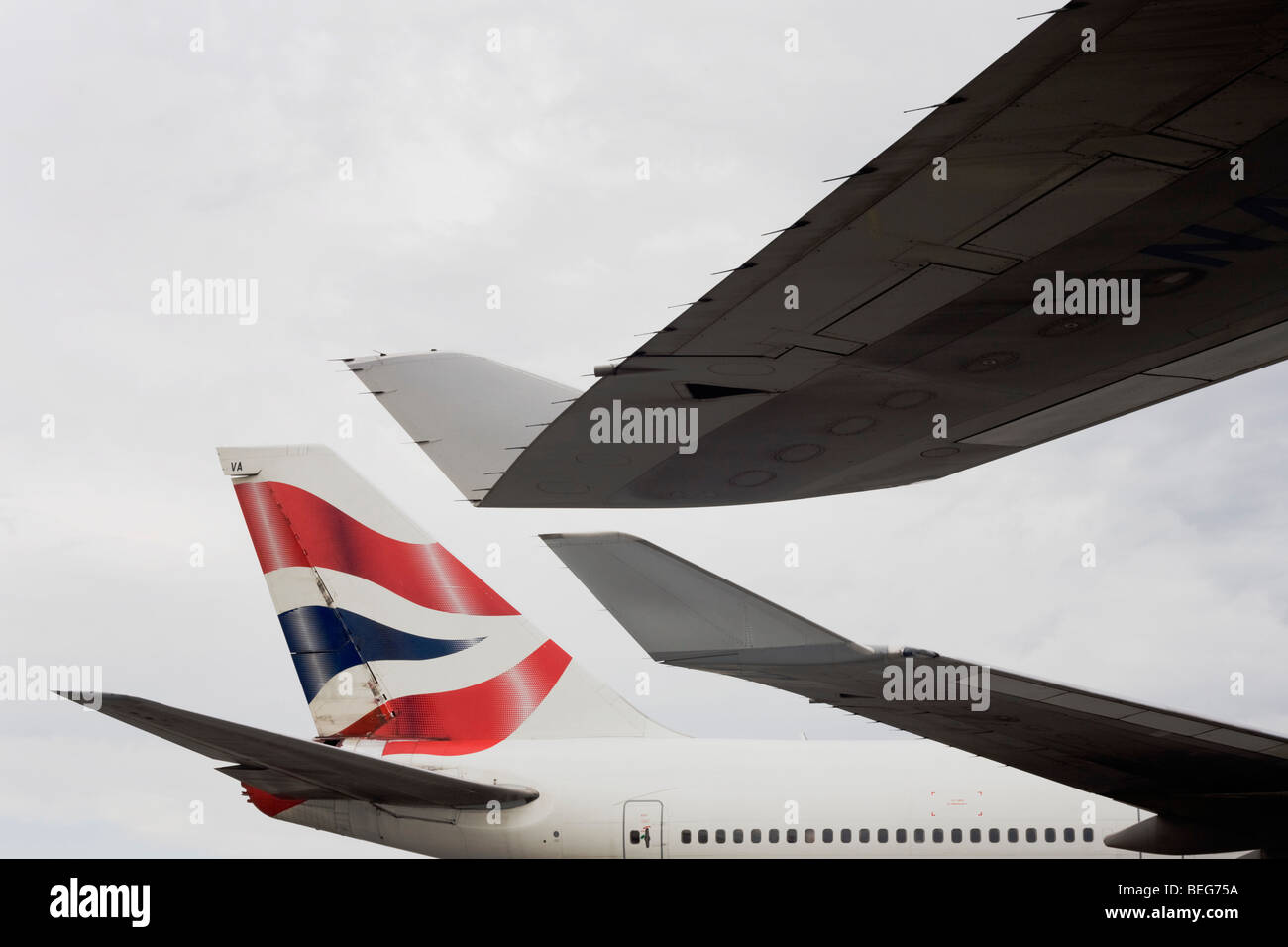 Extrémités d'aile et de la queue de 747 avions de British Airways sont presque au contact au cours de leurs retournements pendant que sur un tablier à Heathrow Banque D'Images