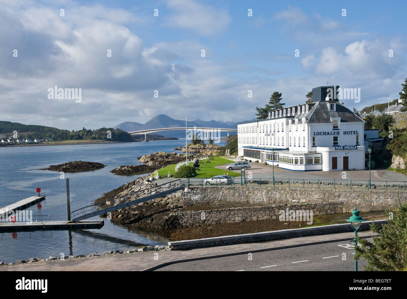Le Skye Road Bridge avec les Cuillin Hills derrière et Lochalsh Hotel Kyle of Lochalsh au Harbour en Ecosse Banque D'Images