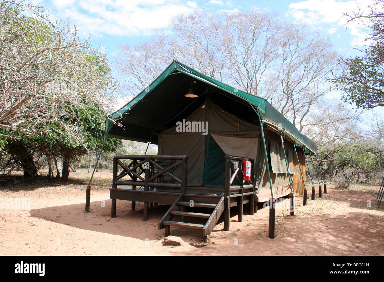 Tente dans le campement permanent à Mkuze Game Reserve, Afrique du Sud Banque D'Images