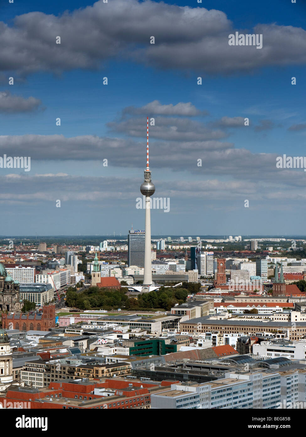 Vue sur les toits de Berlin avec tour de télévision à Alexanderplatz jusqu'à l'arrière Banque D'Images